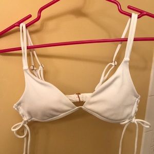 White ribbed triangle top